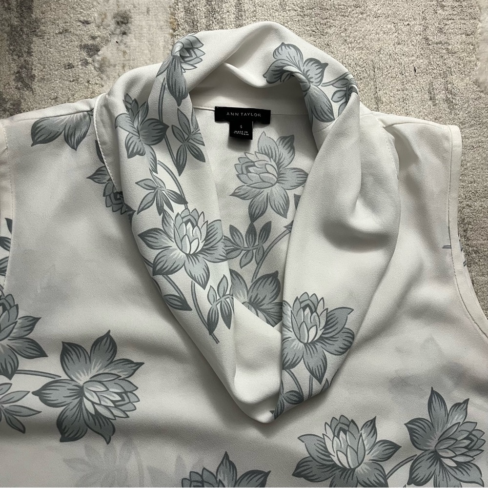 Like 🆕 Ann Taylor cowl neck elegant floral print blouse - Picture 4 of 10